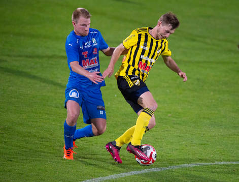 IFK Hässleholms Edvin Nilsson och Nosabys Philip Bengtsson Hörnebrant i matchen i division 2 mellan IFK Hässleholm och Nosaby IF i Hässleholm 15 september 2023.
