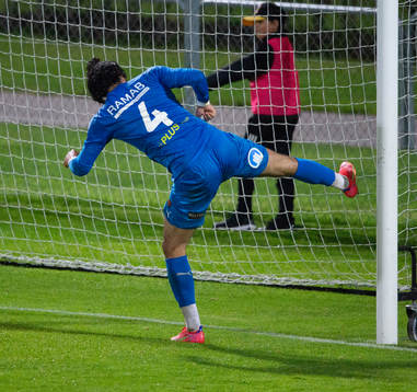 Nosabys Ameer Naseer Naji sparkar i stolpen i ilska över domslut i matchen i division 2 mellan IFK Hässleholm och Nosaby IF i Hässleholm 15 september 2023.
