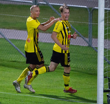  IFK Hässleholms Olle Kjellman Olblad och Robin Strömberg jublar i matchen i division 2 mellan IFK Hässleholm och Nosaby IF i Hässleholm 15 september 2023.
