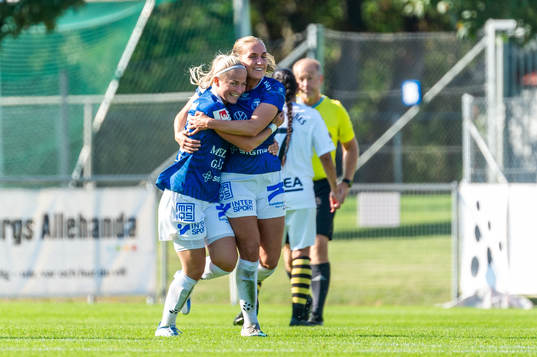 Trelleborgs Lova Sternfeldt jublar med lagkamrater