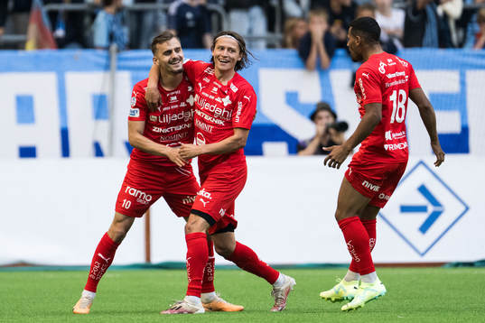 Värnamos Ajdin Zeljkovic jublar med Simon Thern och