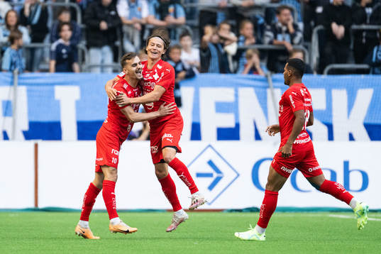 Värnamos Ajdin Zeljkovic jublar med Simon Thern och