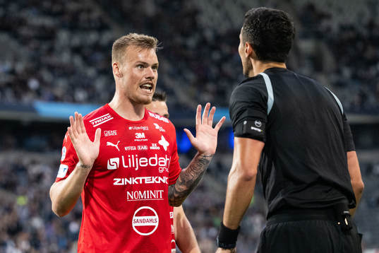 Värnamos Victor Eriksson reagerar mot domare Adi Aganovic