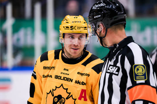 Skellefteås Pär Lindholm i samtal med Domare Mikael Nord