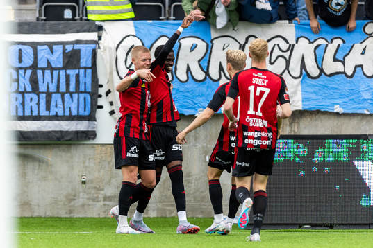 Östersunds Calvin Kabuye jublar med lagkamrater