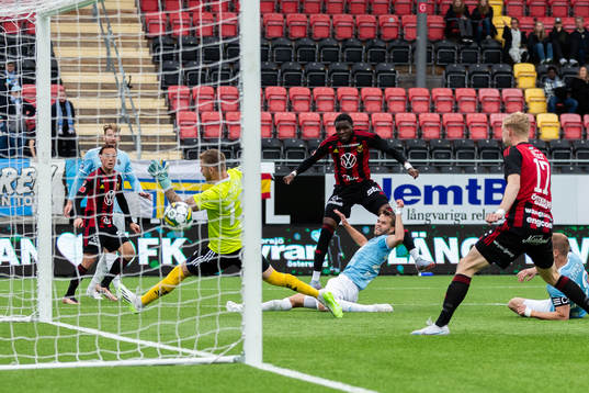 Östersunds Calvin Kabuye gör 1-0