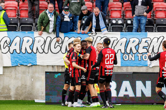 Östersunds Calvin Kabuye  jublar med lagkamrater