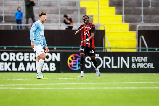 Östersunds Calvin Kabuye jublar