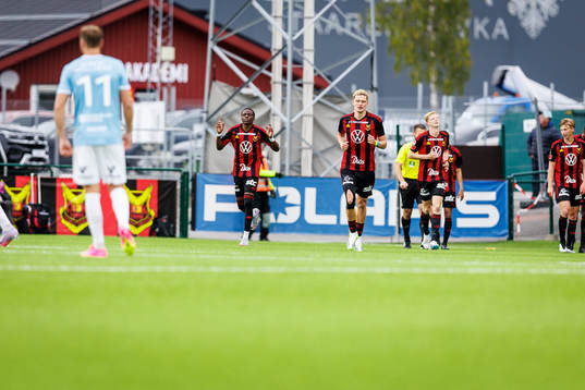 Östersunds Calvin Kabuye jublar