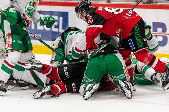 Örebros Jonathan Lekkerimäki och Rögles målvakt Petr