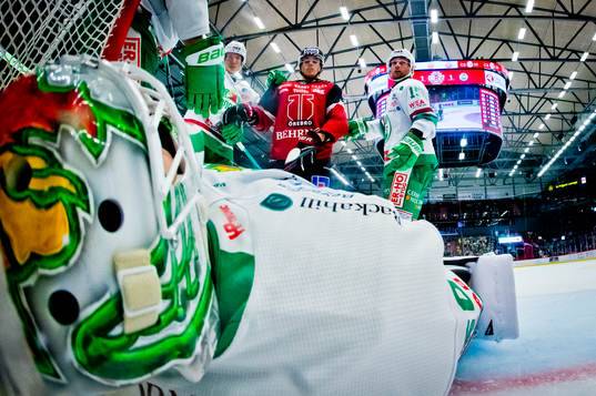 Rögles målvakt Petr Kvaca blockerar pucken framför