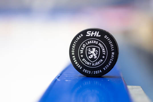 Matchpuck med Växjös klubbmärke före ishockeymatchen i
