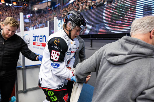 Malmö Redhawks Lukas Wernblom lämnar planen och får vård