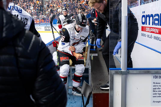 Malmö Redhawks Lukas Wernblom med en skärskada på