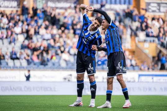 Sirius Wessam Abou Ali och Tashreeq Matthews jublar efter 1-0