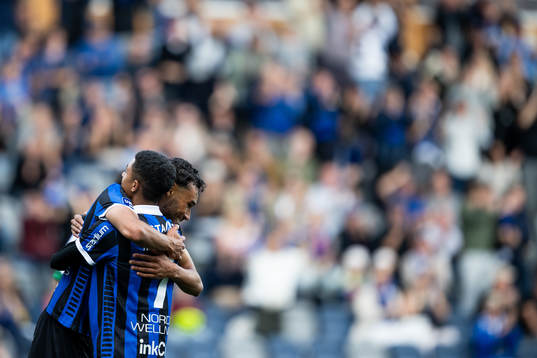 Sirius Joakim Persson jublar tillsammans med Tashreeq Matthews efter 2-0