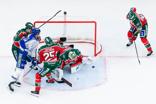 Leksands Jon Knuts oroar framför Frölundas målvakt Lars