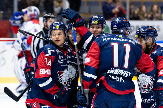 Linköpings Arvid Costmar jublar med lagkamrater