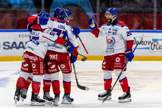 Oskarshamns Patrik Karlkvist jublar med lagkamrater