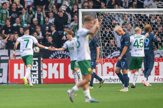 Hammarbys Viktor Djukanovic och August Mikkelsen jublar efter reduceringen till 1-3