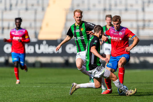 GAIS Viktor Kruger och Axel Norén i kamp med Helsingborgs Erik Ring