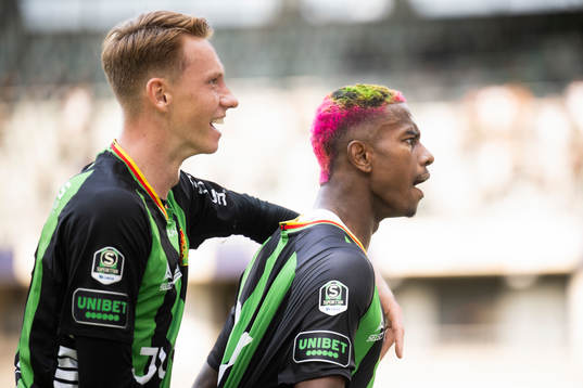 GAIS Julius Lindberg och målskytt Chovanie Shakur Amatkarijo jublar
