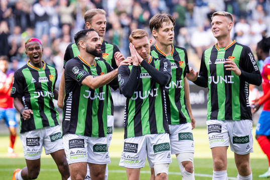 GAIS målskytt Julius Lindberg med lagkamrater jublar efter 1-0