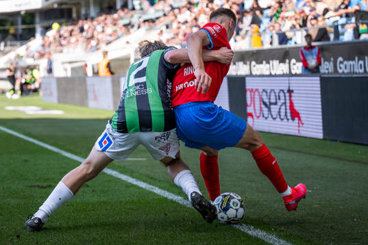 GAIS Robin Frej  i duell med Helsingborgs Erik Ring