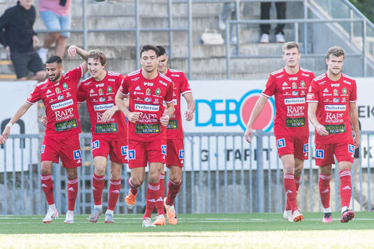 Skövde AIKs Hugo Engström jublar med lagkamrater efter att han gjort 0-1
