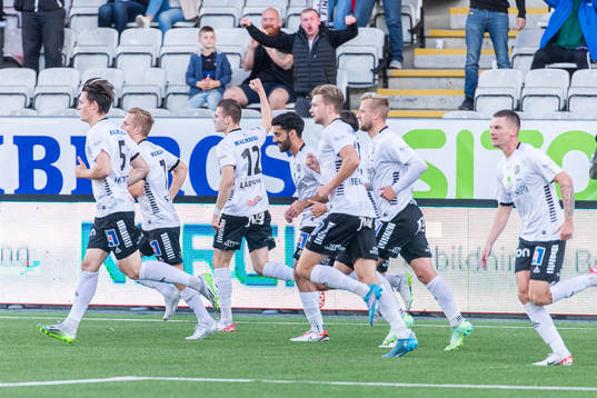 Örebros Jake Larsson jublar med lagkamrater