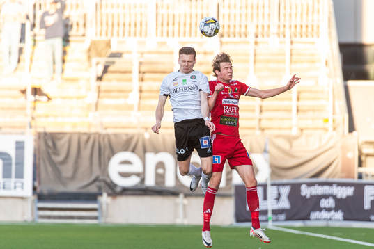 Örebros Jake Larsson och Skövde AIKs Mikael Mörk