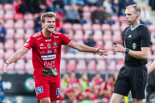 Skövde AIKs Elias Lindell reagerar mot domaren