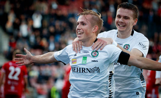 Örebros David Seger och Jake Larsson jublar vid 4-3