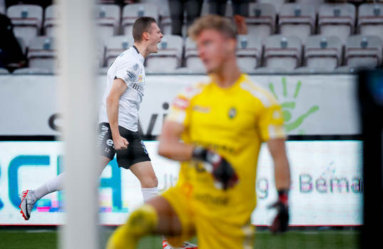 Örebros Jake Larsson gör 3-3 och jublar