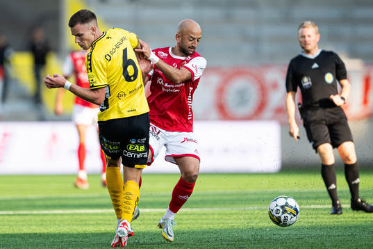 Elfsborgs Andri Fannar Baldursson och Kalmars Robert Gojani