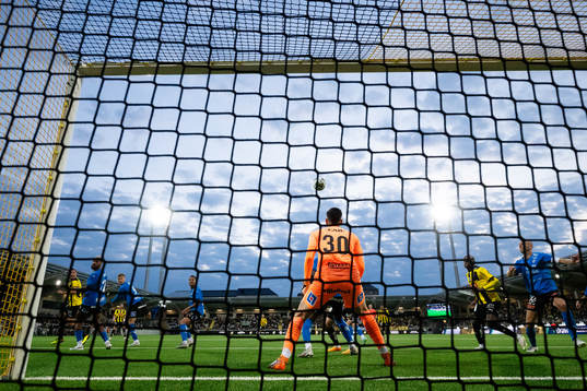 Halmstads målvakt Marko Johansson ser nicken från