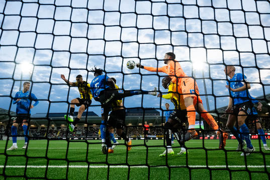 Halmstads målvakt Marko Johansson boxar undan bollen