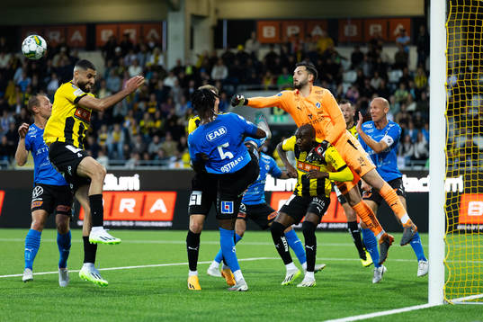 Halmstads målvakt Marko Johansson boxar undan bollen