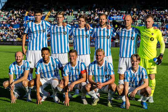 The starting eleven of Stabæk poses for a team group photo