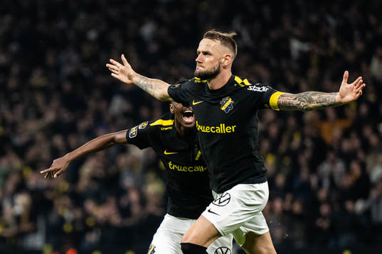 AIKs Alexander Milosevic och Abdihakin Ali jublar