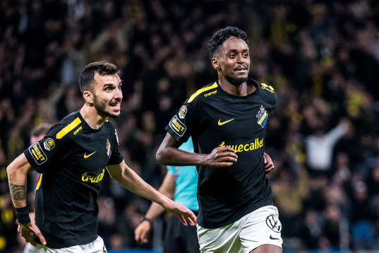 AIKs Ioannis Pittas och Abdihakin Ali jublar