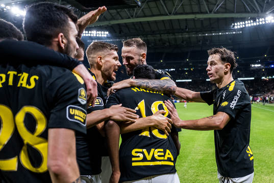 AIKs Abdihakin Ali jublar med Anton Salétros, Alexander