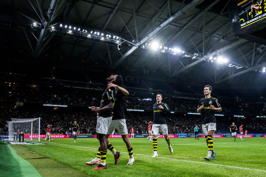 AIKs Abdihakin Ali jublar med lagkamrater efter 2-0