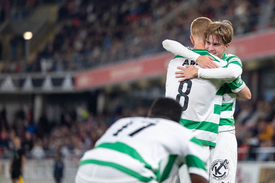 Västerås SKs Daniel Ask och Max Larsson jublar efter mål 0-1