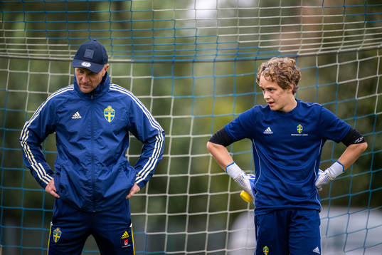  Målvaktstränare Timy Karlsson och målvakt Melker Parsmo  vid en träning