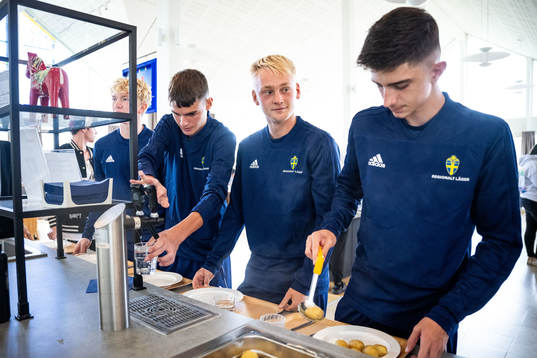  Spelare äter lunch efter en träning