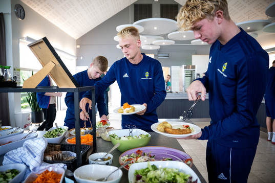 Spelare äter lunch efter en träning