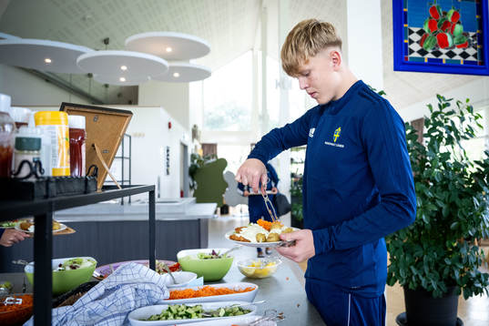  Spelare äter lunch efter en träning