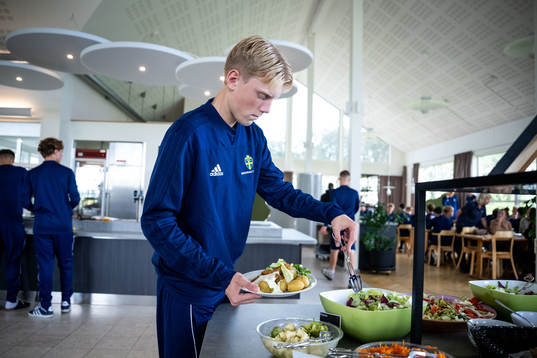  Spelare äter lunch efter en träning