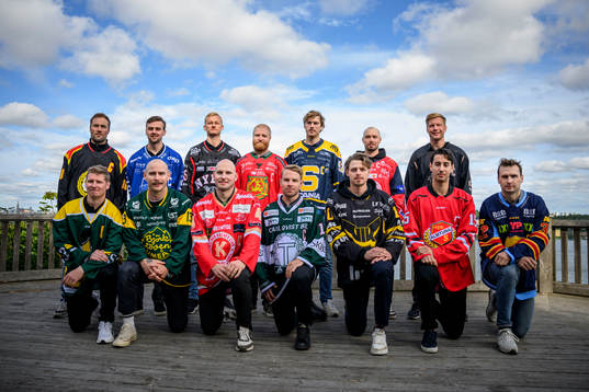 s Richard Gynge, Östersunds Kalle Johansson, Björklövens Fredric Andersson, Kalmars Sebastian Ottosson, Tingsryds Emil Forslund, Västerås Jimmie Jansson-Lorek, Almtunas Marcus Karlström och Djurgårdens Marcus Kruger poserar för en bild under Hockeyallsvenskans upptaktsträff den 18 september 2023 i Stockholm. 